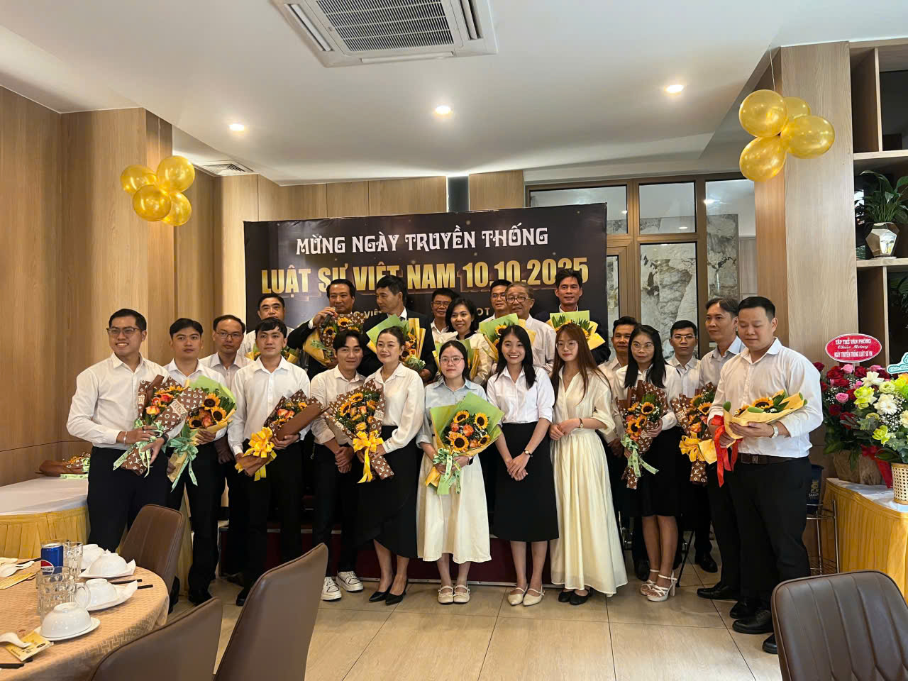 Đội ngũ chuyên gia Luật phục vụ bạn tốt nhất 